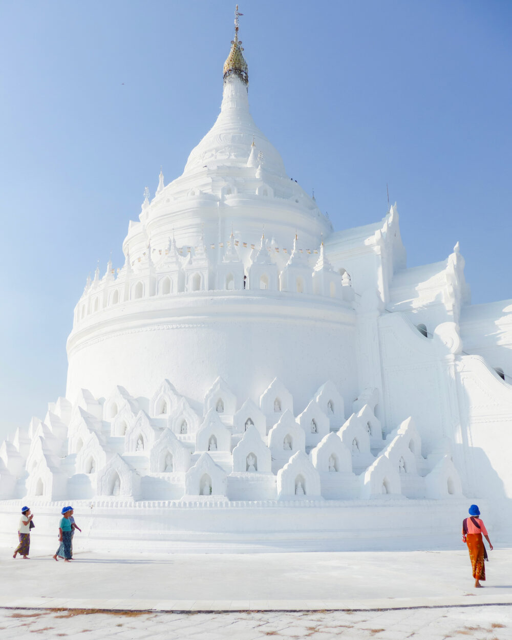 Temple blanc de Hsinbyume à Mingun en Birmanie, photographie d'art montrant la pagode blanche et des visiteurs au premier plan